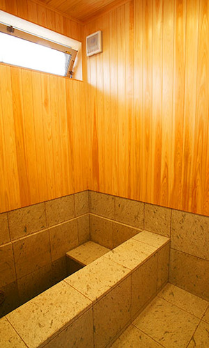 石と木をふんだんに使ったバスルーム