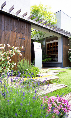 四季折々の花とバラの競演