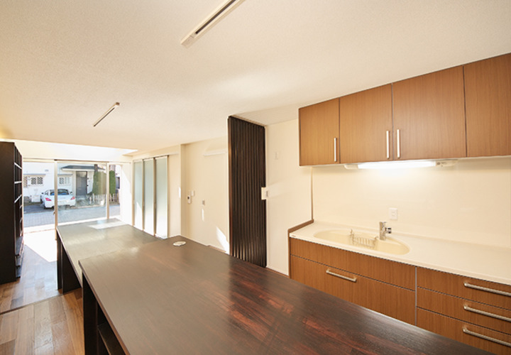 段差のあるテーブルが並ぶダイニングキッチン