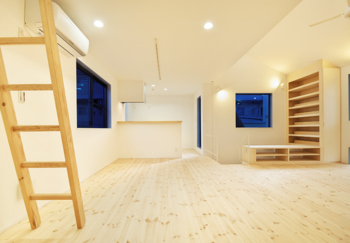 夜景を切り取るクリーム調のLDK