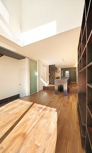 奥行きを感じる縦長の空間