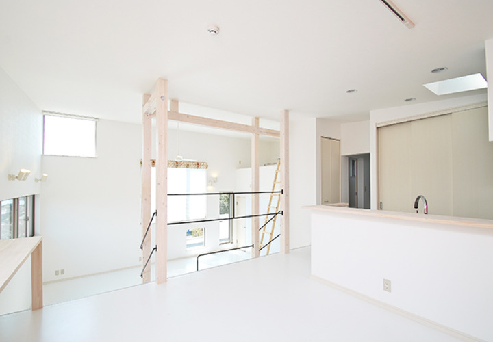 白と無垢材を基調とした優しいキッチン