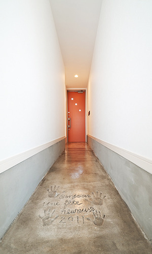 カラフルな玄関ドアとオリジナル手形が迎える玄関