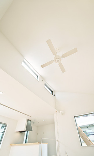 吹き抜けに複数の採光が注ぐリビング