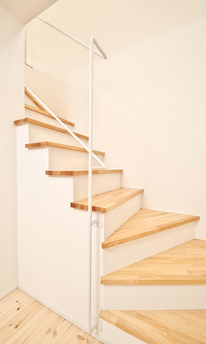 緩やかなカーブと色合いの階段