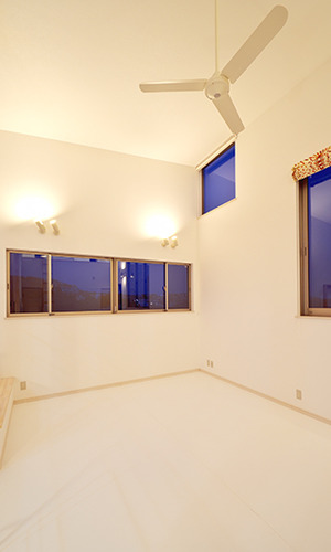 夜景が映える白を基調とした部屋