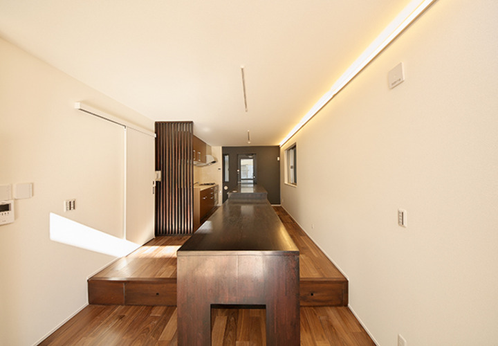 直線的に伸びるテーブルを囲うダイニング