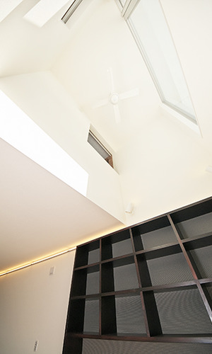 コントラスのきいたシックな壁収納