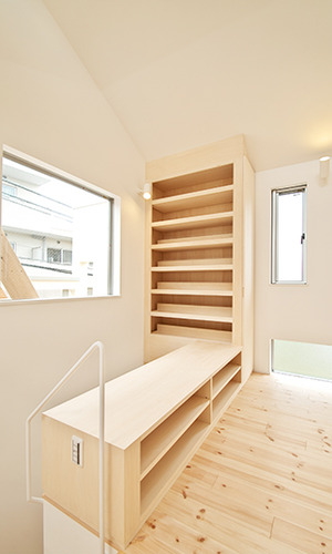 薄い色味の木材を多用した室内
