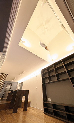 明るい吹き抜けで開放的なリビング