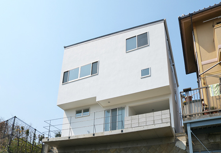 白でスッキリとまとめたモダンな外観