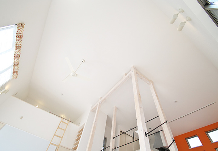 天井高を広くとった開放的な室内