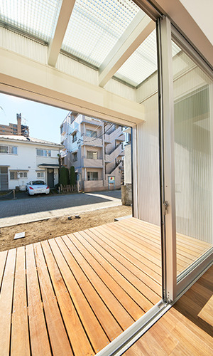 庭に面したウッドデッキのサンルーム