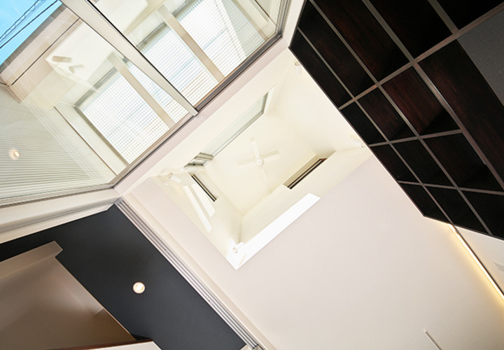 リビング上の吹き抜けを見上げた景色