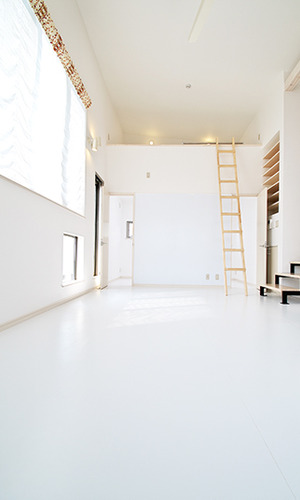 ロフトを設けた開放的なリビング