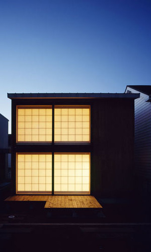 室内空間を守る大きな障子