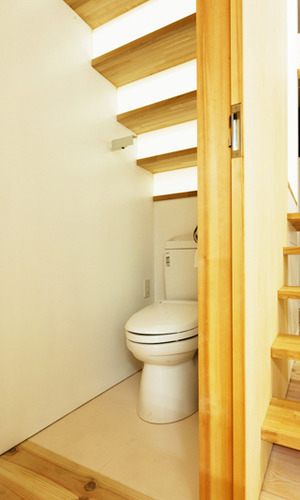 階段段板が明かり取りのトイレット