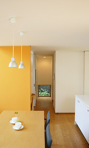 床の高さに設けた地窓