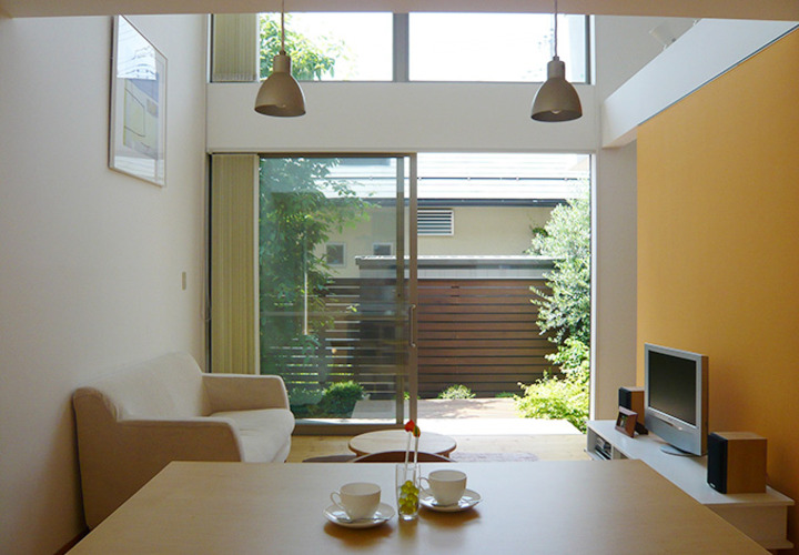 デッキにつながる吹き抜けリビング