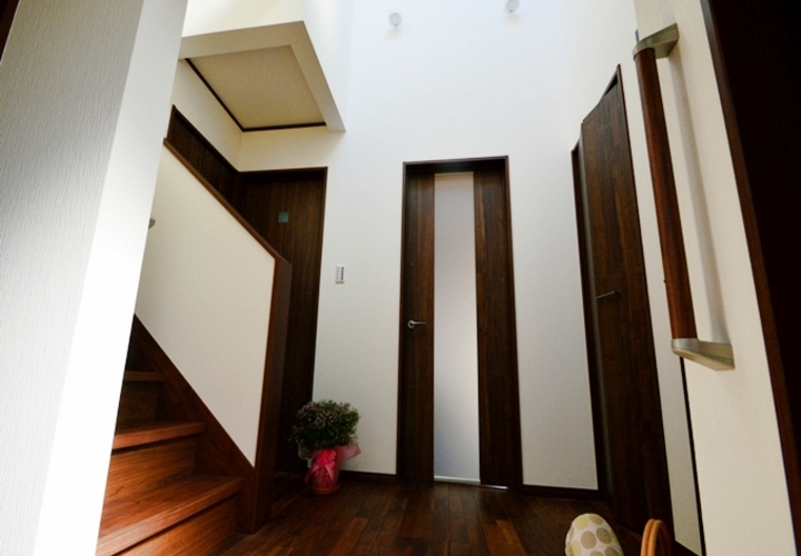 採光のため吹き抜けを設けた玄関