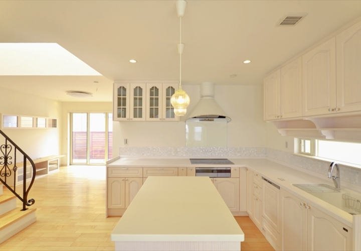 吹抜けの日差し差し込む明るいキッチン