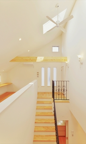 天窓のある明るく開放的な吹抜け階段