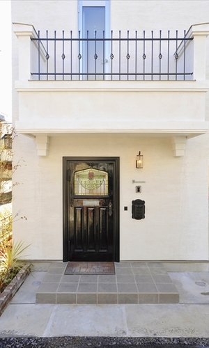 100年以上も昔の英国製ドアを玄関に