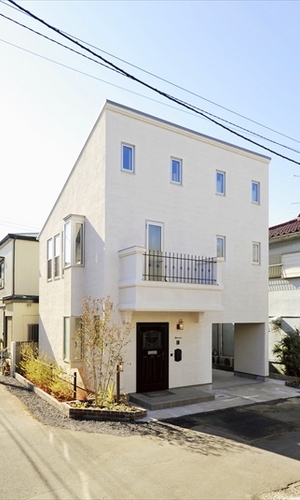 空間を最大限に利用し、狭小地ながらガレージも設置