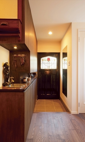 アンティークドアが印象的な玄関とインテリア