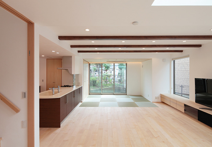 平面にのびる奥行きのあるリビング