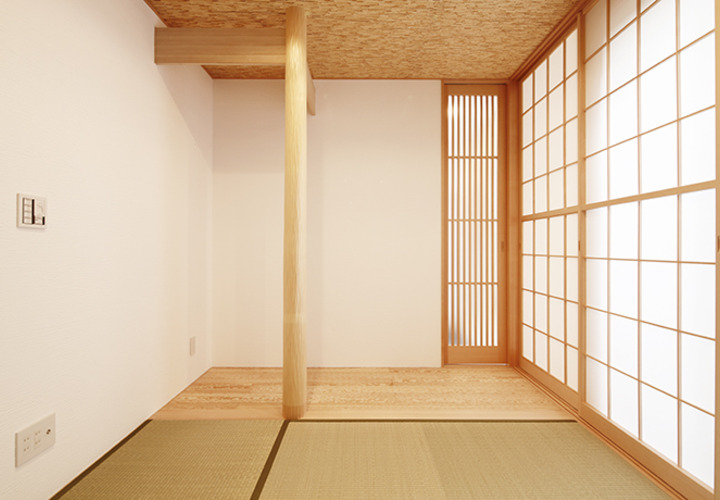 木の柱があるモダンな和室