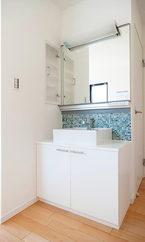 清涼感のあるモザイクタイルが印象的な洗面