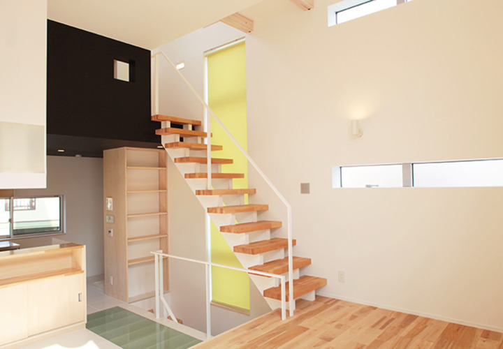 カラフルな色使いの遊び心のあるリビング