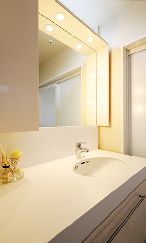 清潔感のあるシンプルな洗面室