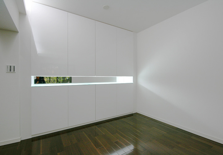 細長い小窓が部屋を繋ぐ