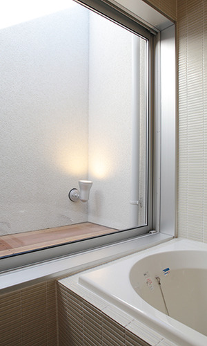 大きな窓のある開放的な浴室