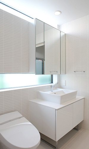 光の反射が美しいトイレ