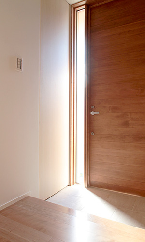 光の差し込む細窓がある玄関