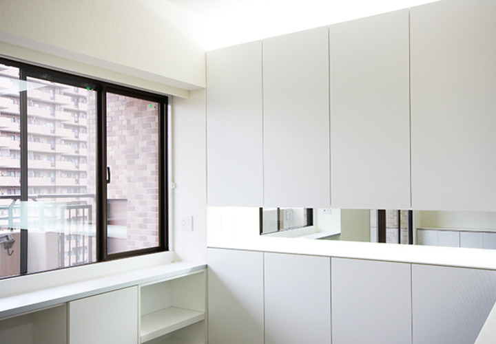 光の溢れる白で統一された室内