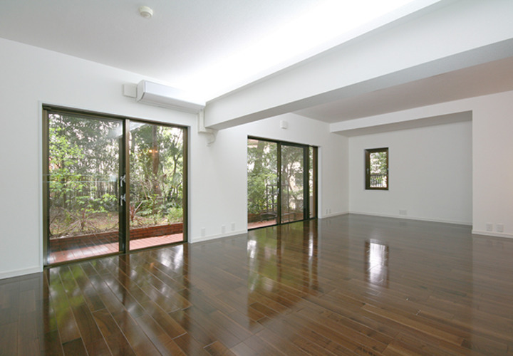 庭の緑をのぞむ開放的なリビング