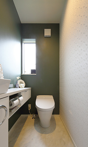シックな壁紙の落ち着いたトイレ