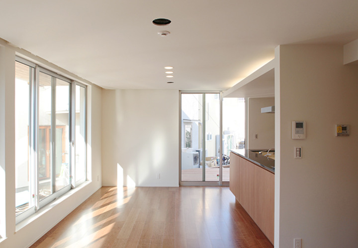 開口部の大きな明るいリビング