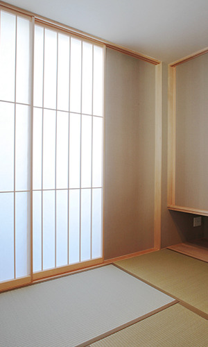 細長の障子がスタイリッシュな和室