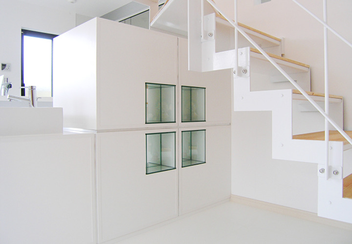 階段に重なり合うキッチンスペース