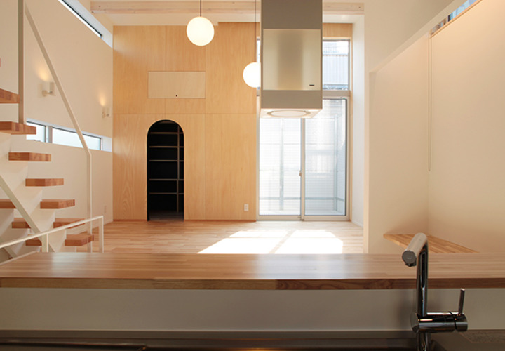 様々な形が並ぶキッチンからの眺め