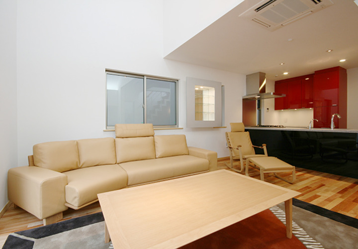 色使いがシックな落ち着いたリビング