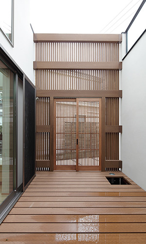 柵の扉に囲まれたプライベートな中庭