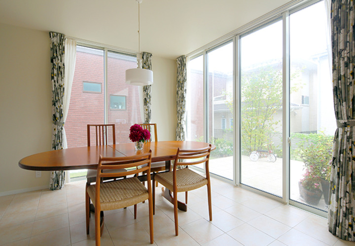 中庭を望むシンプルデザインの室内