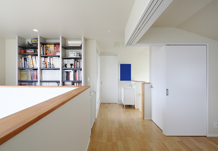 吹き抜けに面する2階空間