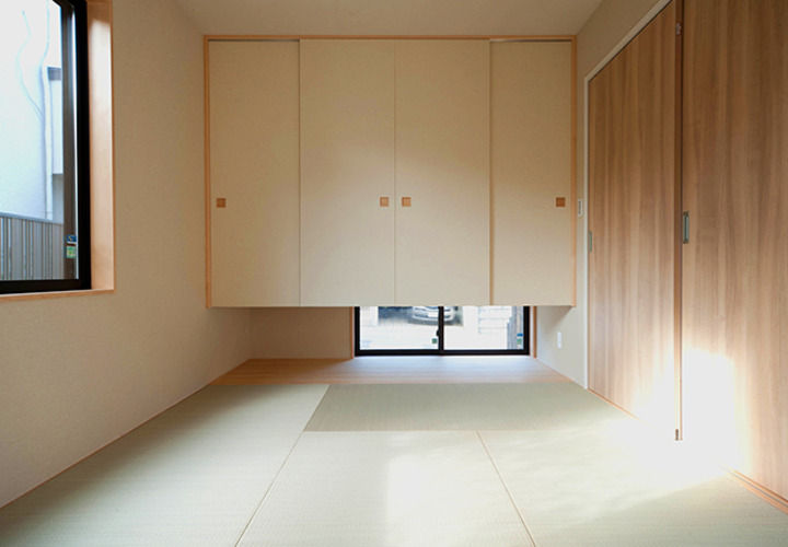 地窓からも光を取り入れる和室